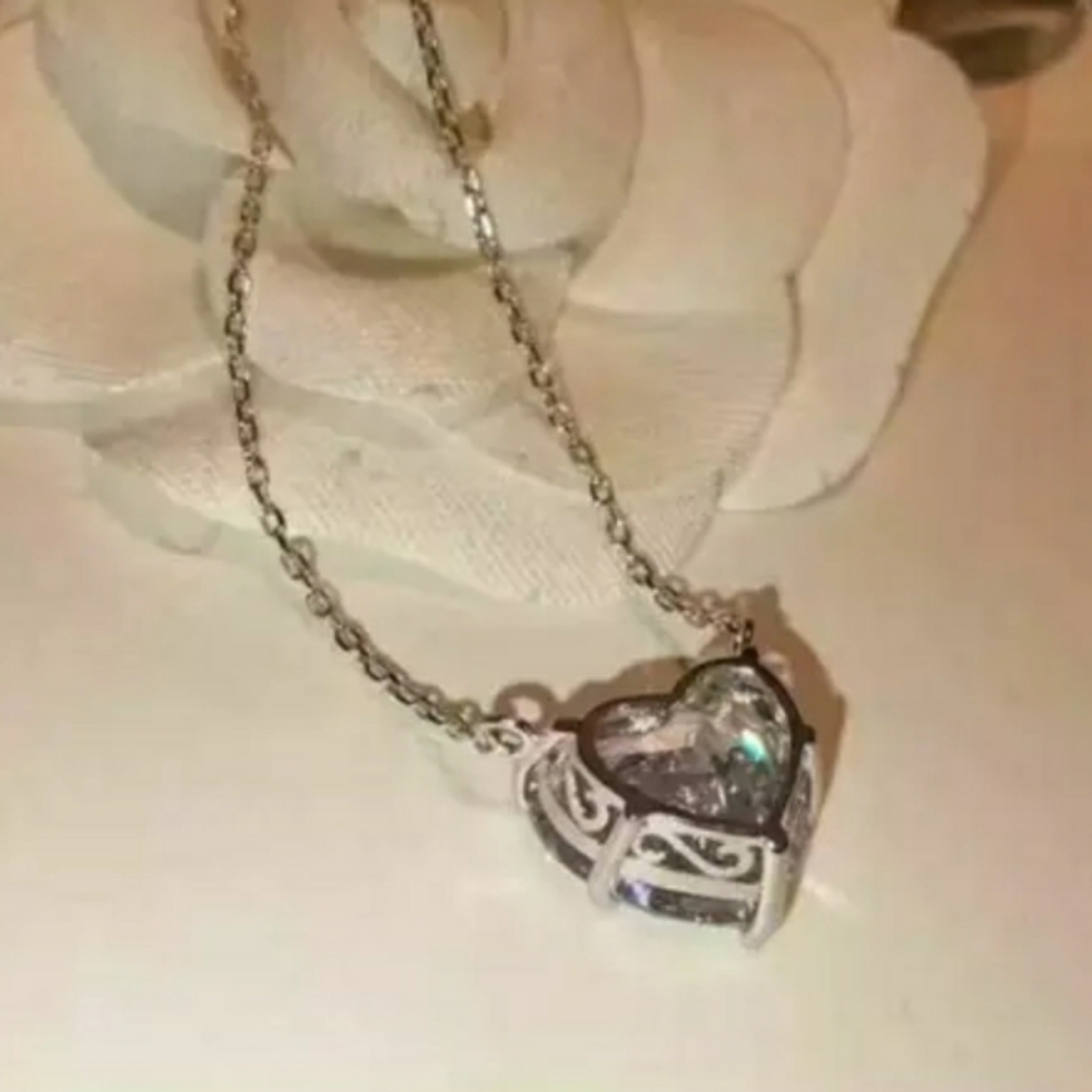 New Love Heart Necklace - Picture 5 of 5